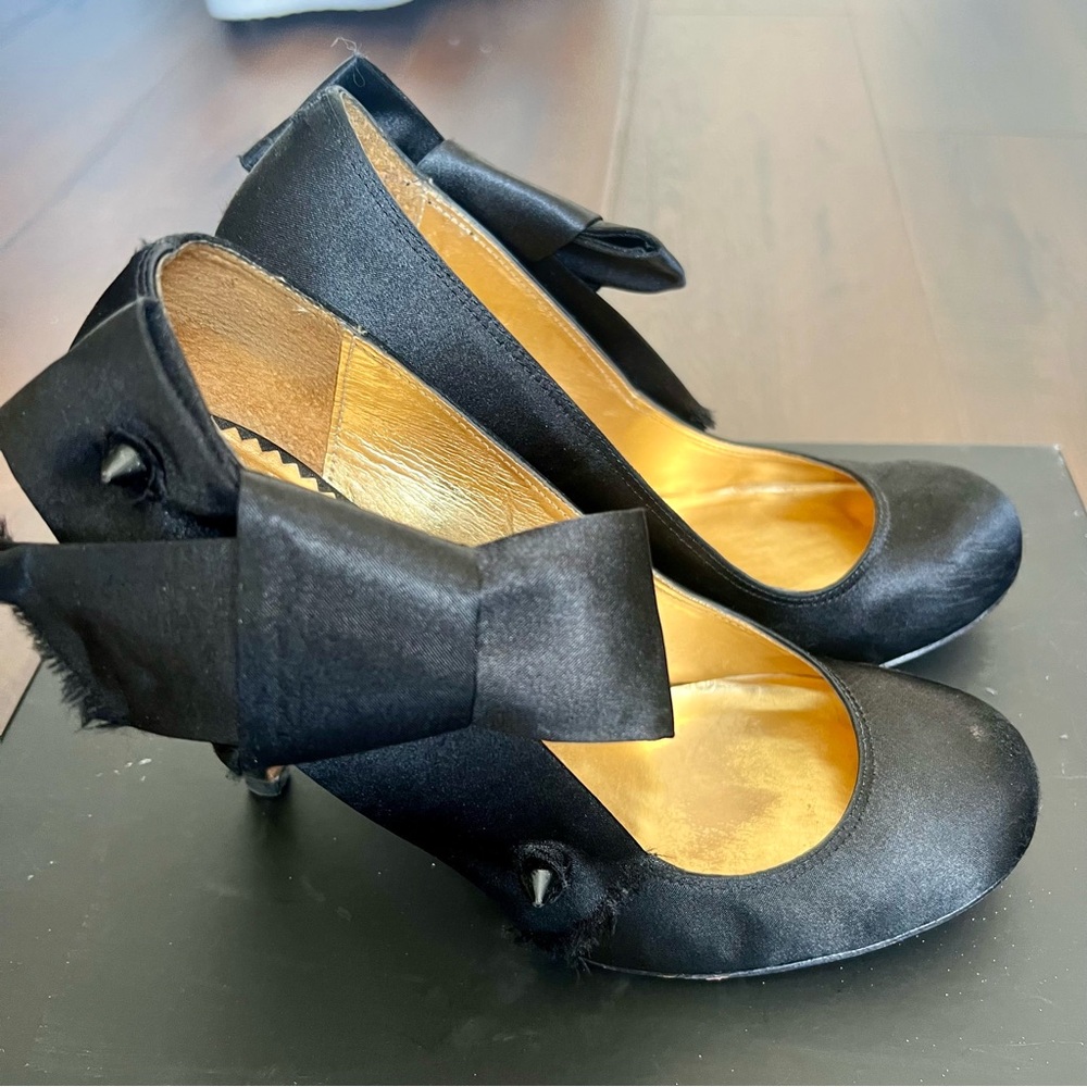 Report Signature Black Heels with Bow Detail